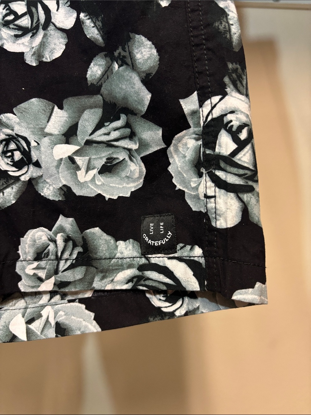 Men's Large Denim & Flower 3 Pocket Black and Blue Floral Shorts New W/ Tags - Picture 4 of 9